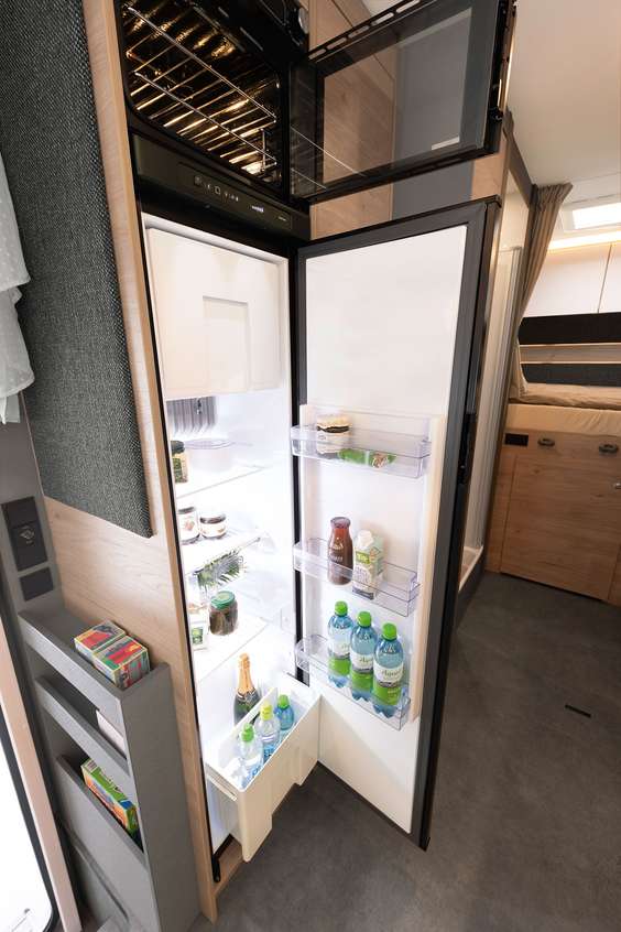 Det højt placerede køleskab har en kapacitet på 137 l inkl. en frostboks på 15 l. AES-funktionen er meget komfortabel. Den skifter automatisk til den optimale energiforsyning.